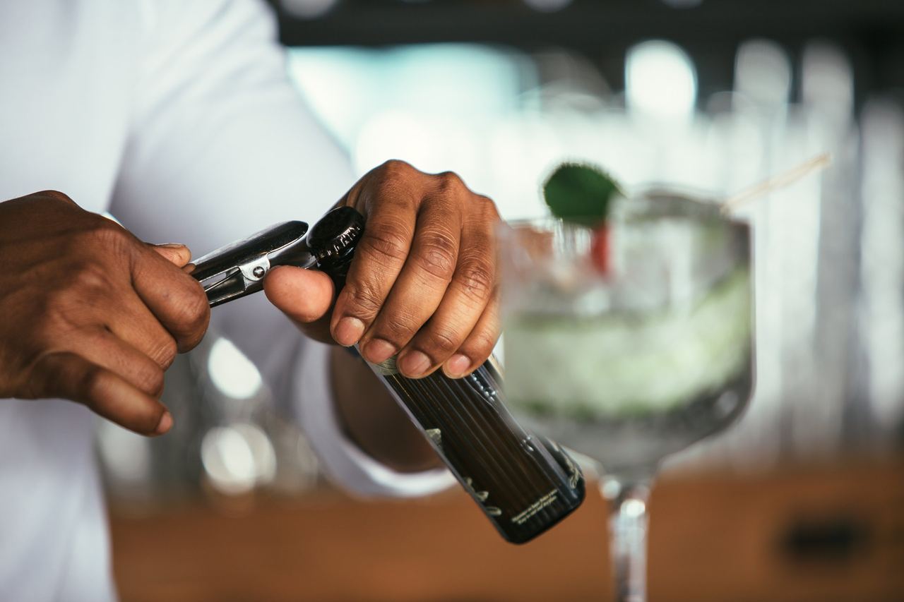 Bartender abrindo garrafa