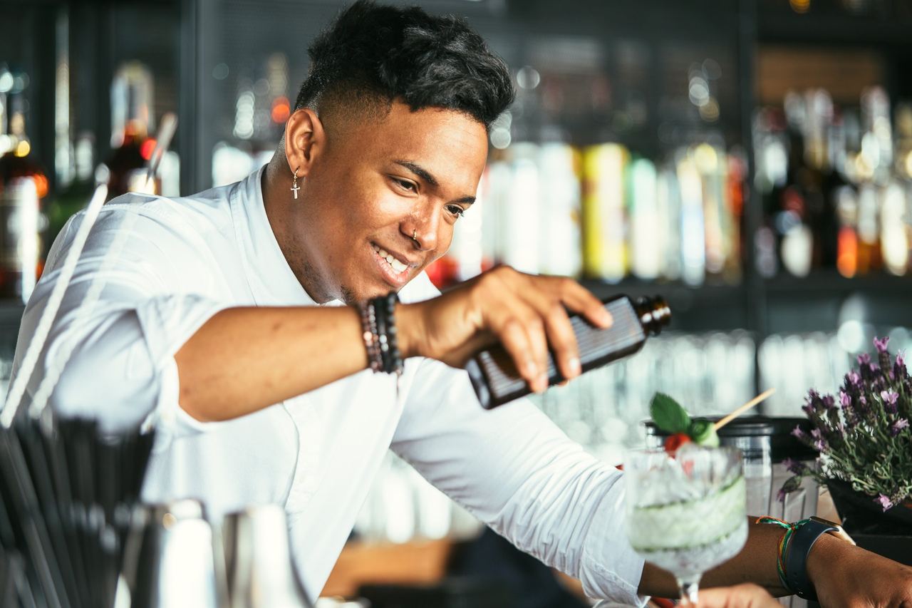 Bartender preparando coquetel elegante